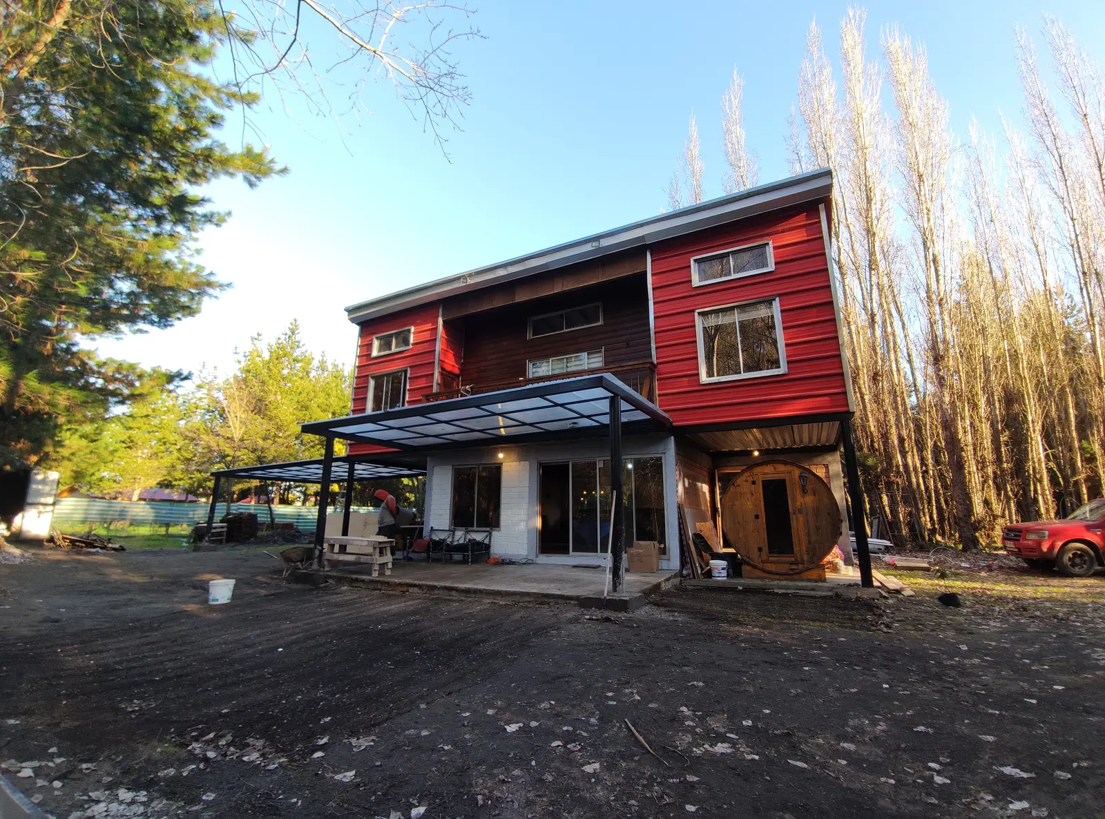 Casa de veraneo construida desde cero en la comuna de Pucón, rodeada por el entorno natural del sur de Chile.