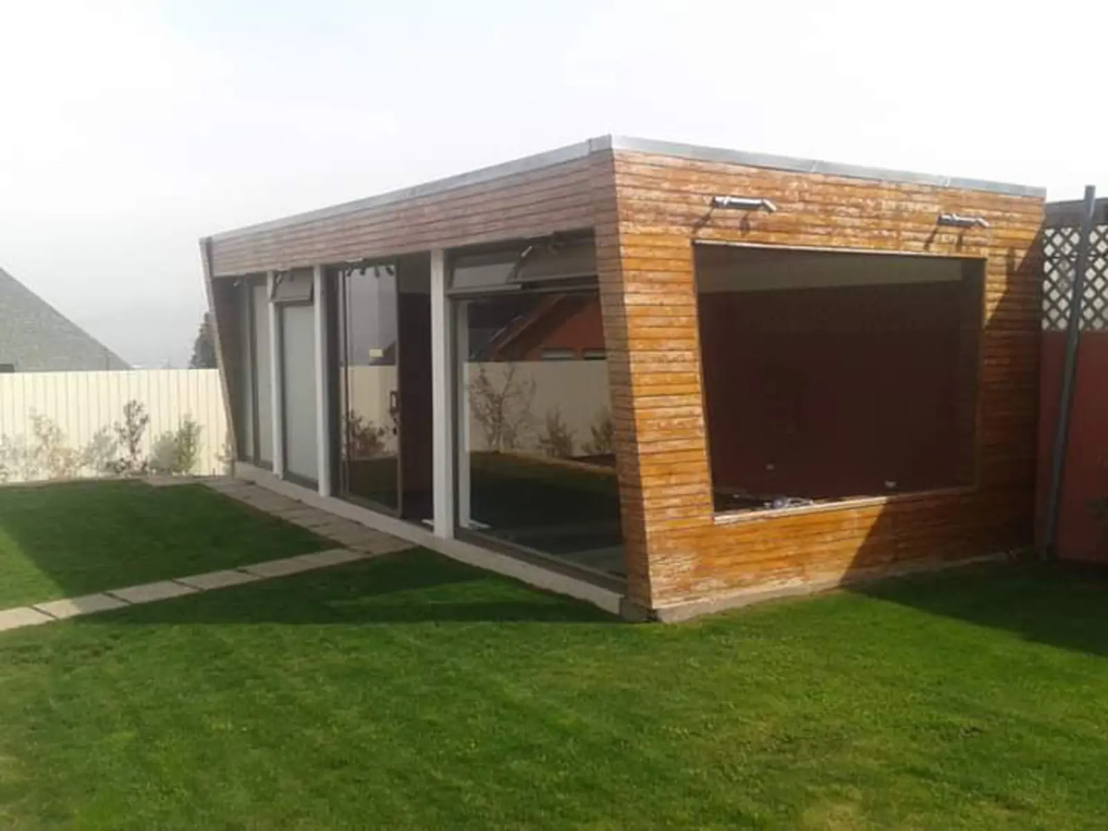Gimnasio residencial construido en Peñalolén como espacio independiente para la práctica de ejercicio y actividades físicas.