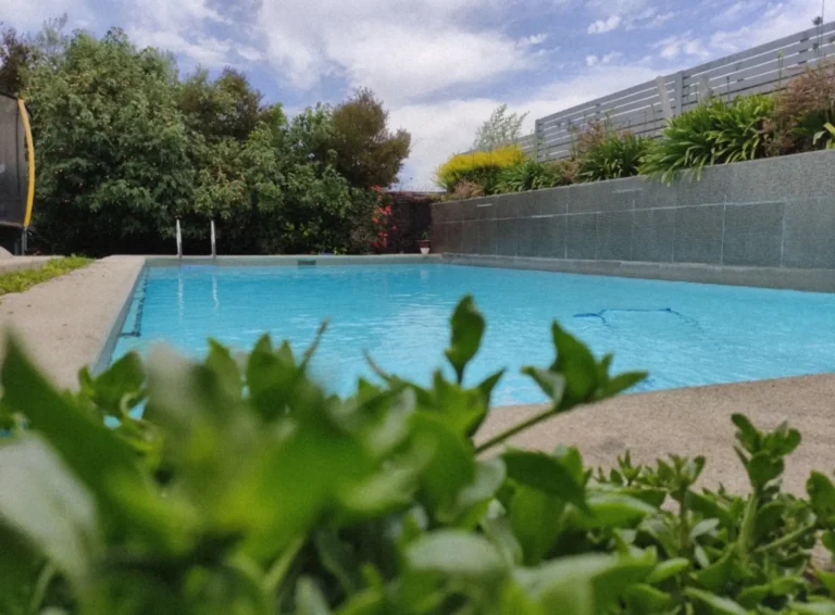 Piscina residencial construida en Peñalolén como parte de un proyecto integral de vivienda unifamiliar.