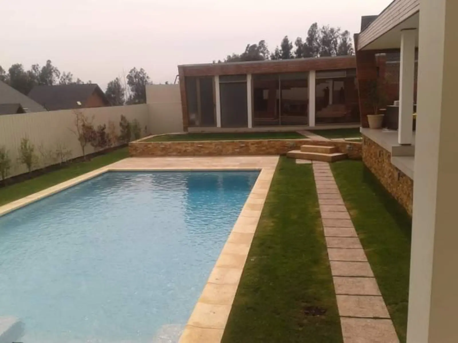 Piscina residencial construida en el año 2010 en Peñalolén como parte de un proyecto integral de vivienda unifamiliar.