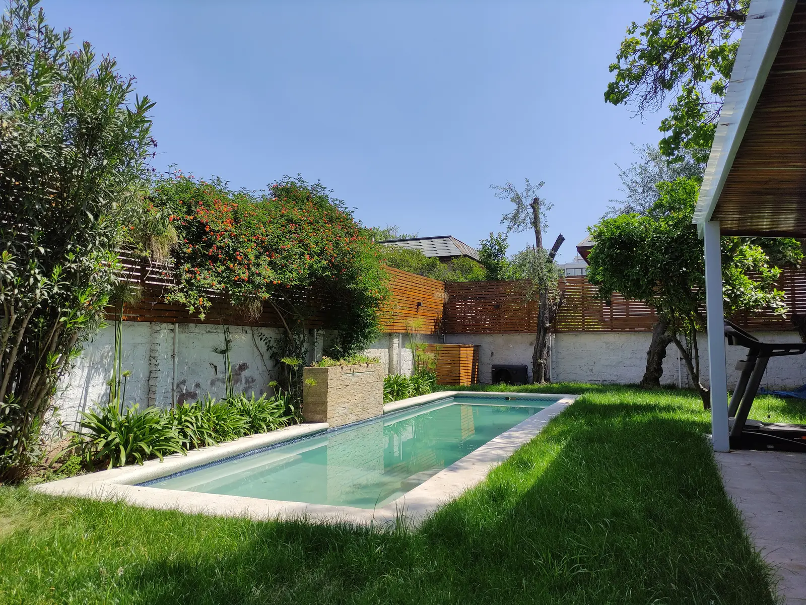 Piscina residencial construida en Providencia como parte de un proyecto integral de vivienda unifamiliar.