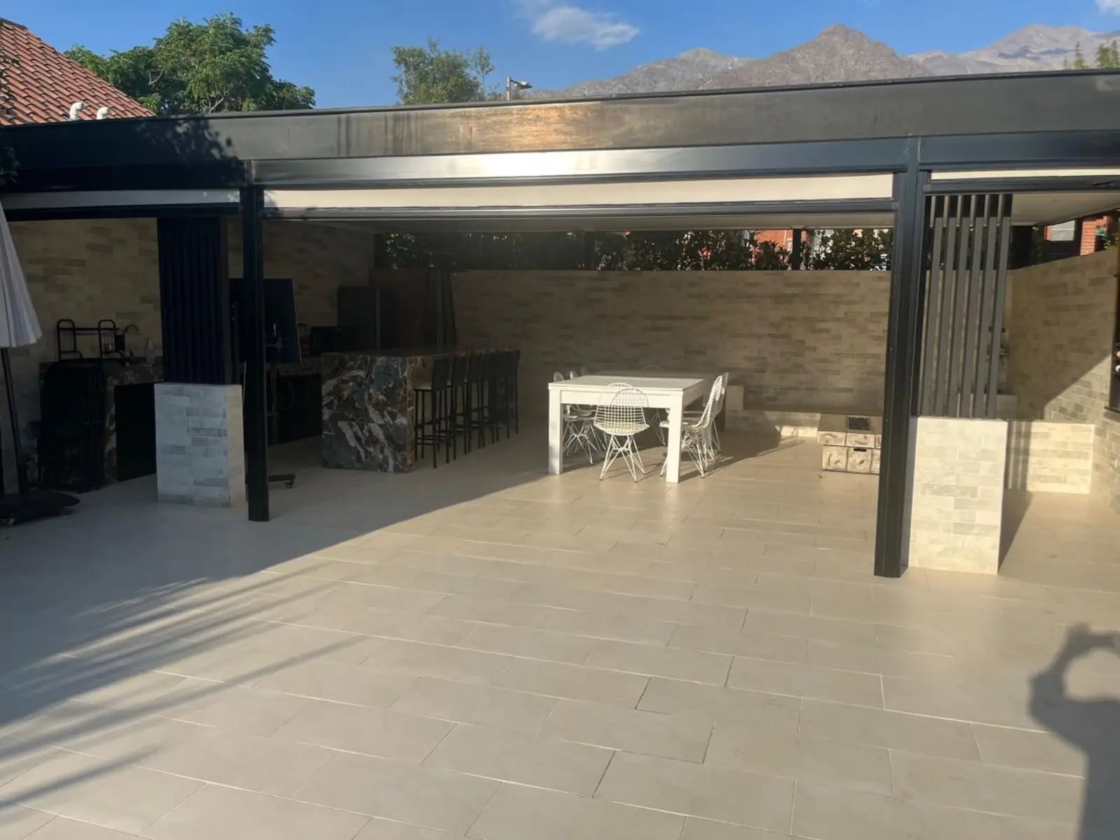 Quincho residencial construido en la comuna de Peñalolén (Sector: Las Pircas), diseñado para reuniones y espacios de convivencia al aire libre.