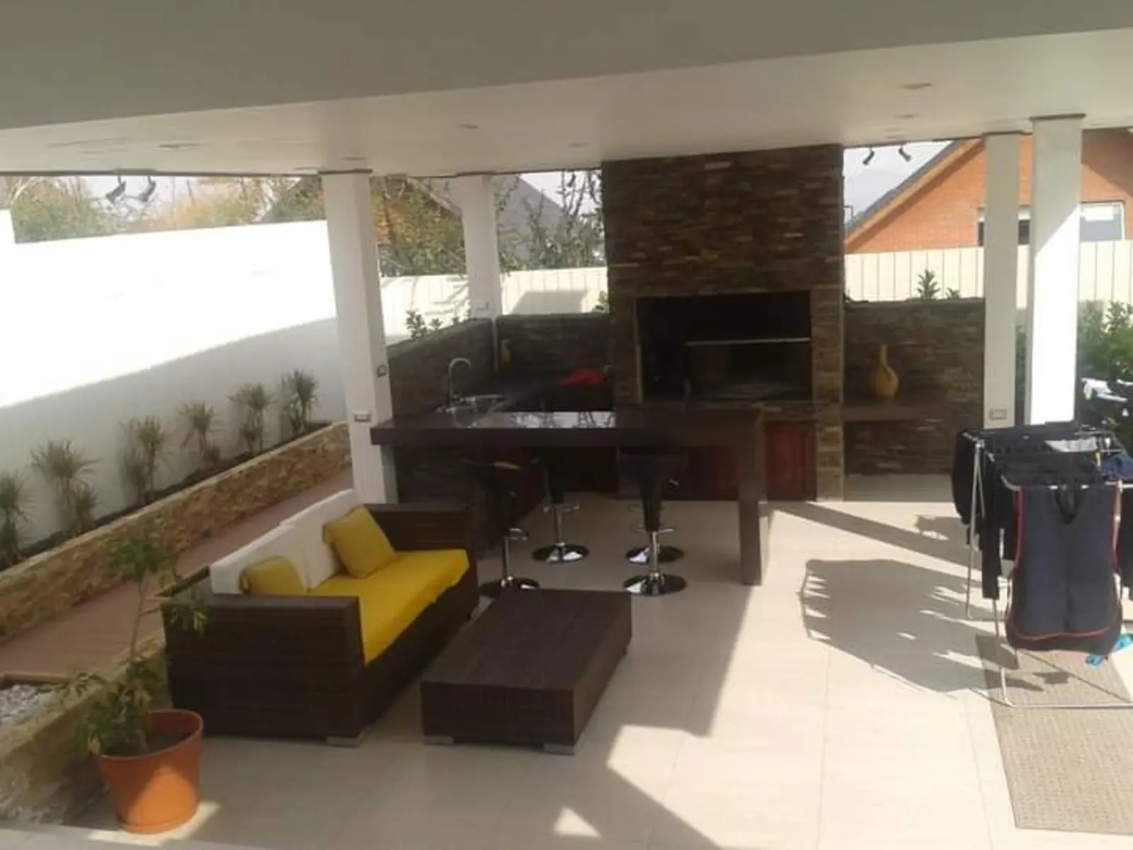Quincho residencial construido en el 2010 en la comuna de Peñalolén (Sector: Las Pircas), diseñado para reuniones y espacios de convivencia al aire libre.