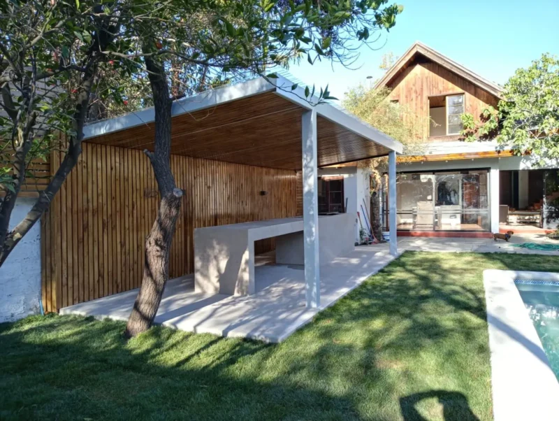 Casa de veraneo construida desde cero en la comuna de Pucón, rodeada por el entorno natural del sur de Chile.